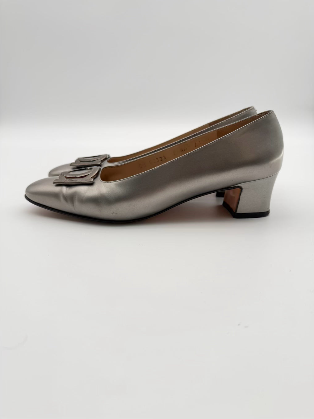 SALVATORE FERRAGAMO Size WMNS 8 Silver Leather Kitten heels