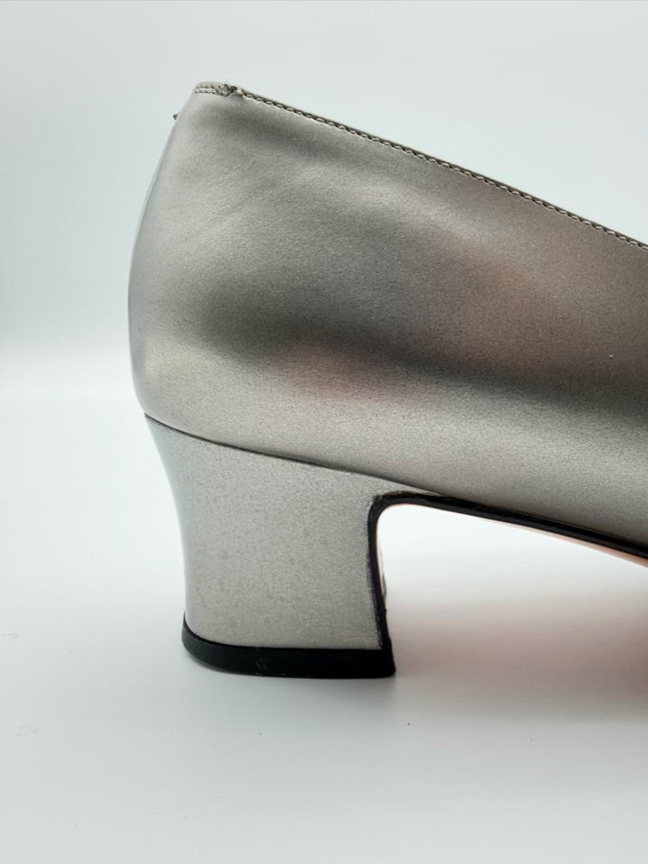 SALVATORE FERRAGAMO Size WMNS 8 Silver Leather Kitten heels