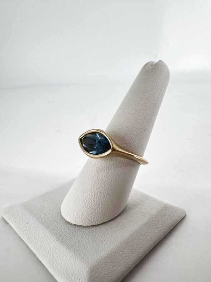 UNO DE 50 Gold Tone Blue Rhinestone Ring