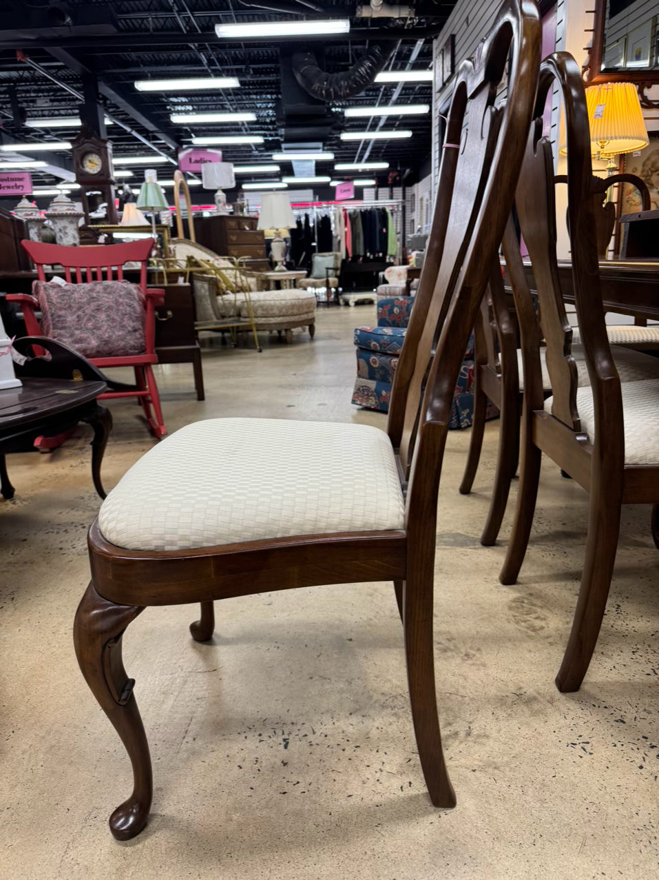 Wood Queen Ann Table & 8 Chairs