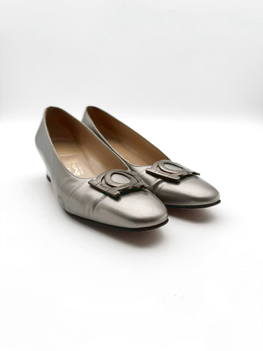 SALVATORE FERRAGAMO Size WMNS 8 Silver Leather Kitten heels