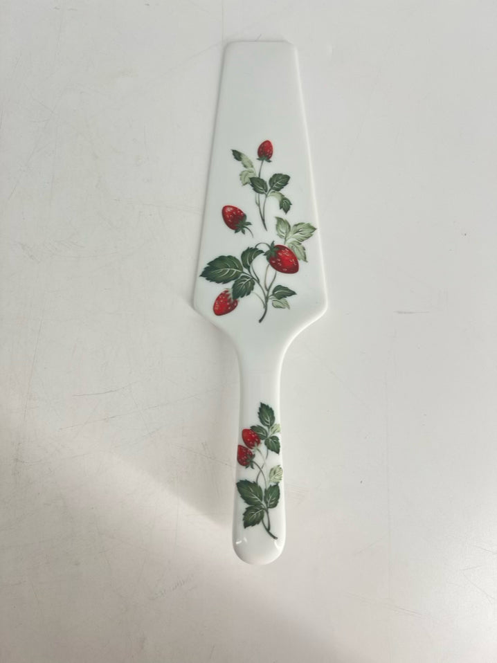 ANDREA by SADAK White, Red & Green Ceramic Strawberries Pie Plate w/ Matching Server