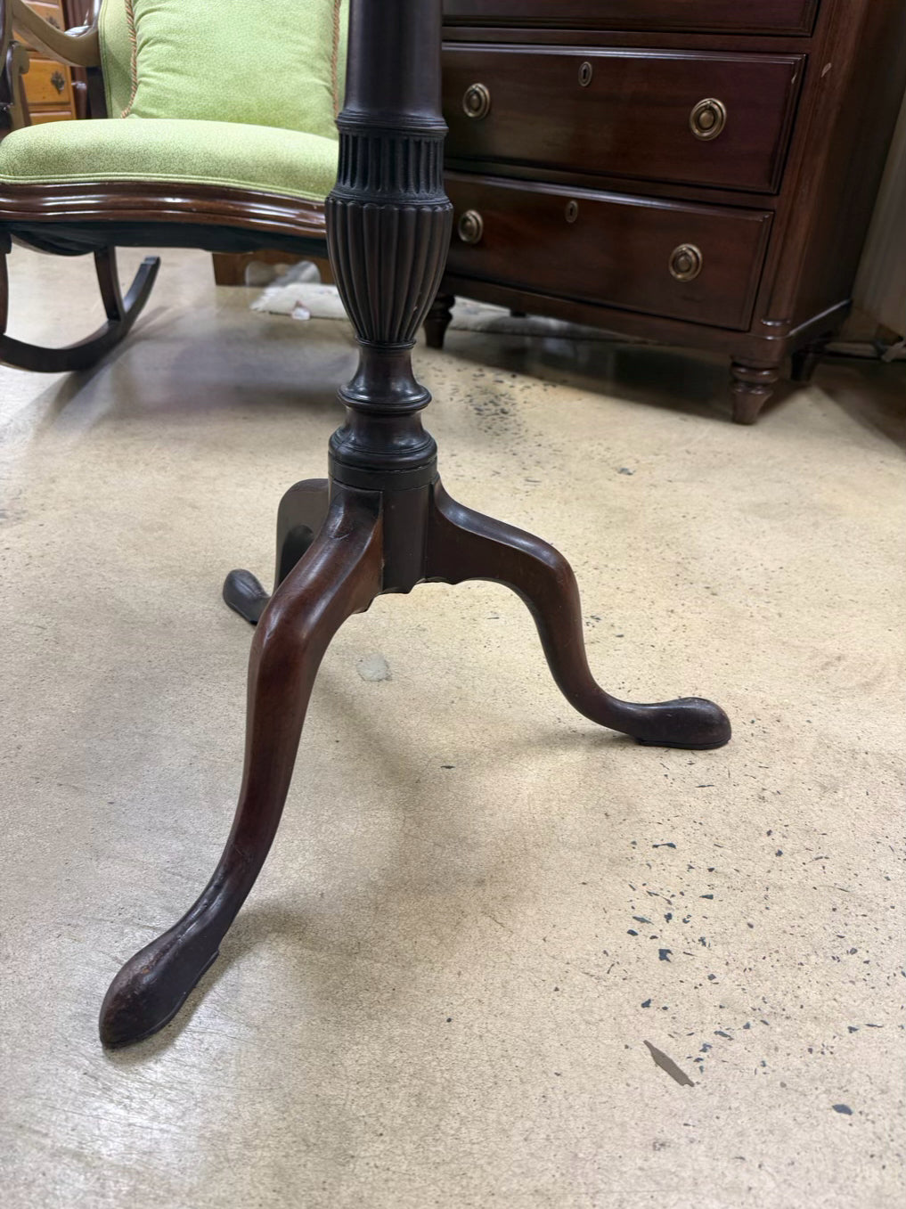 ANTIQUE ROUND Wood Tilt-Top Table w/ Queen Anne Legs