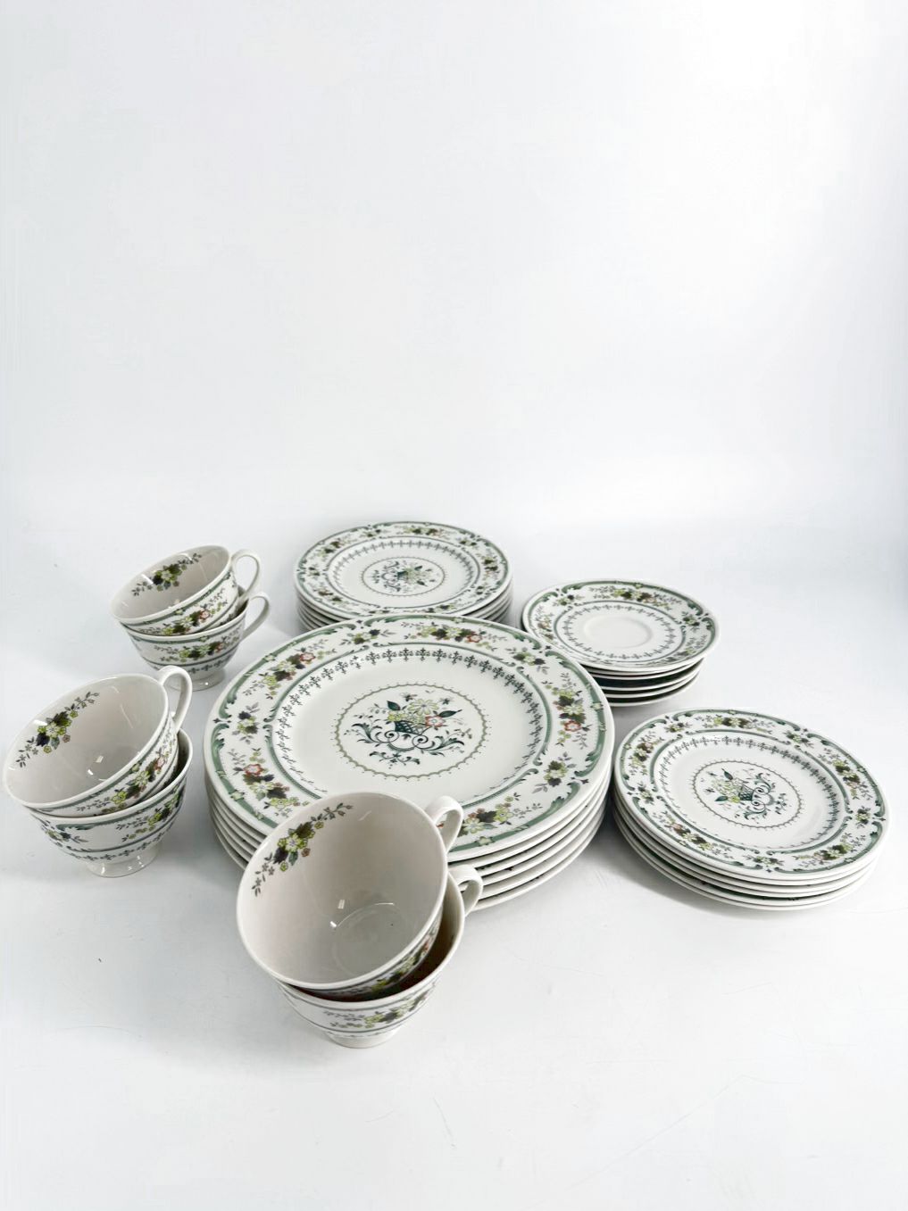 ROYAL DOULTON White & Green Provencal 5 Piece Dinnerware Setting for 6