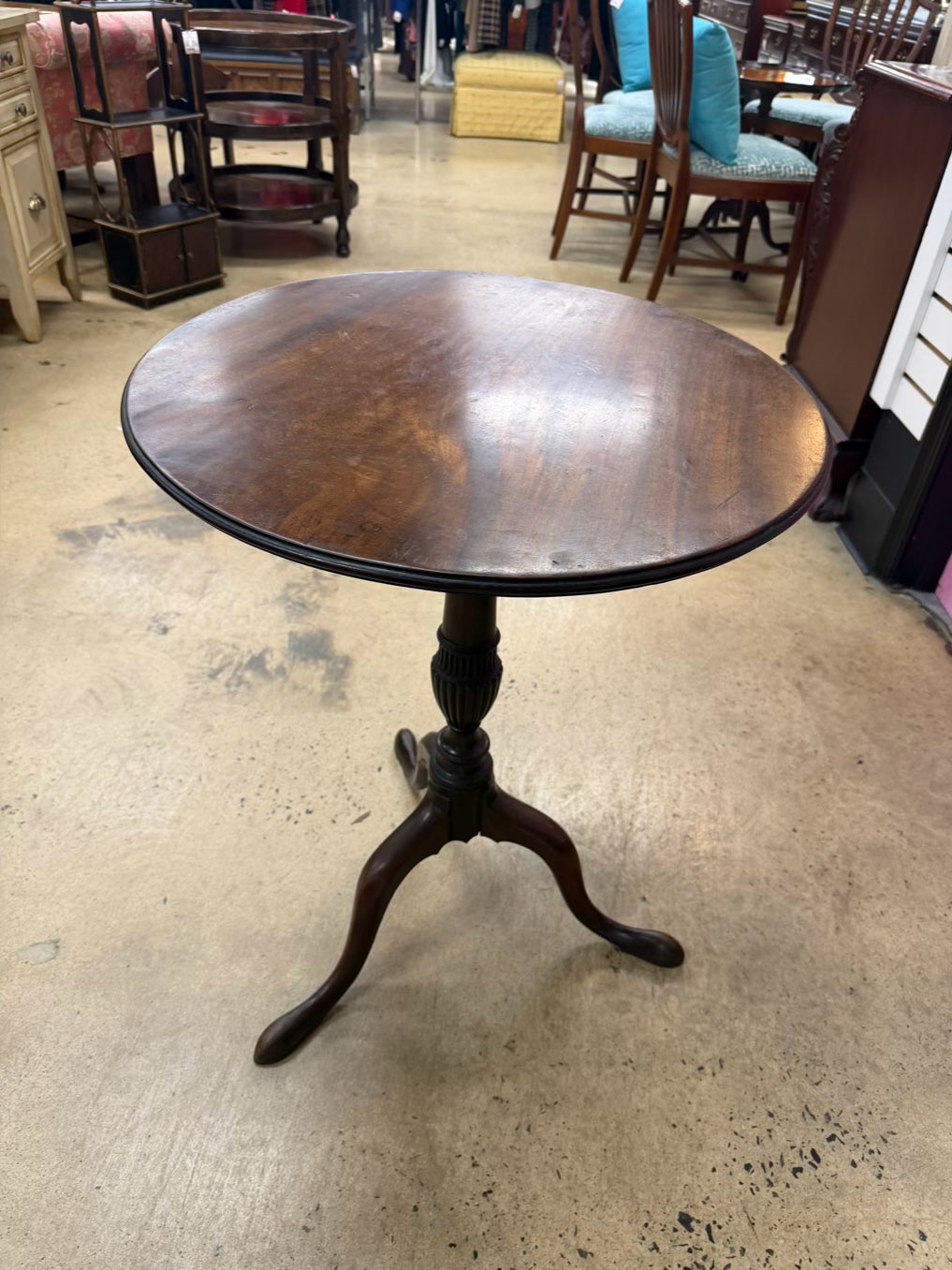 ANTIQUE ROUND Wood Tilt-Top Table w/ Queen Anne Legs