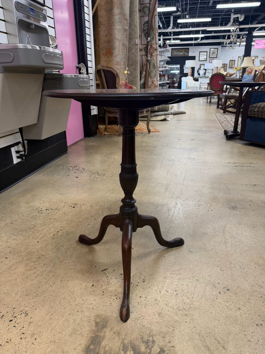 ANTIQUE ROUND Wood Tilt-Top Table w/ Queen Anne Legs