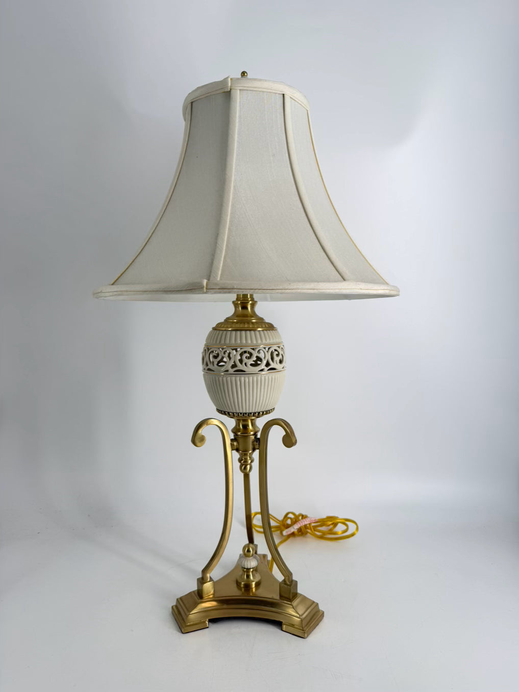LENOX Tracery Ivory Brass & China Table Lamp w/ Shade