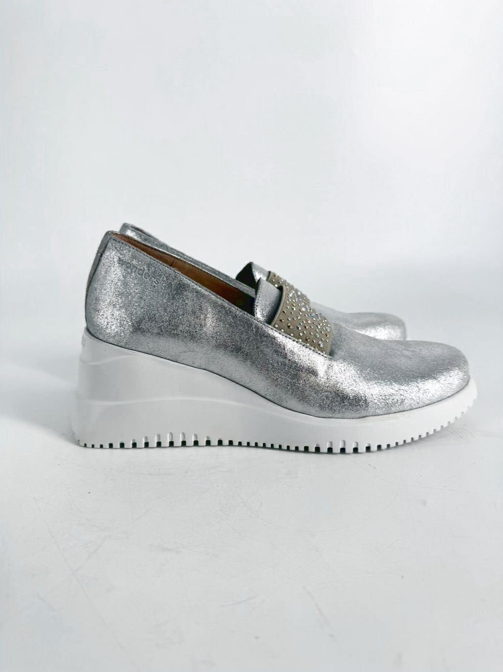 WONDERS Size 38 Silver Platforms