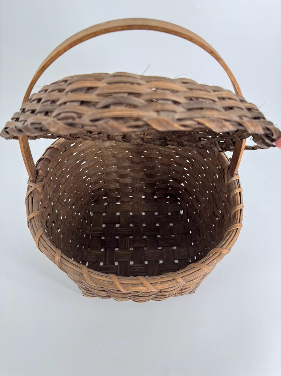 VINTAGE Light Brown Woven Basket w/ Lid