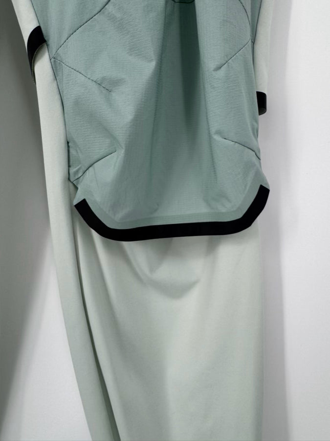 ON CLOUD Size M/L Mint 2-Piece Suit