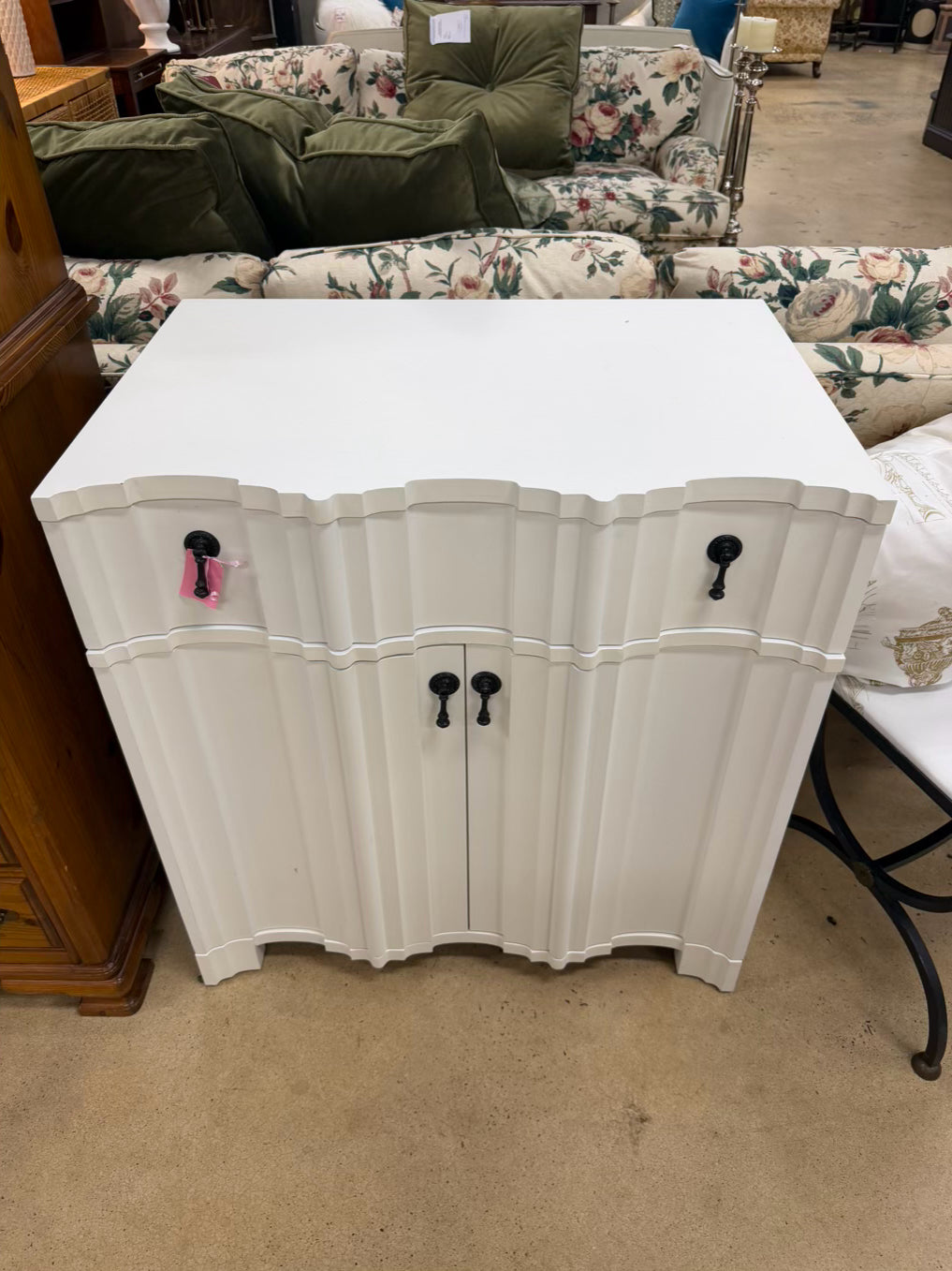 HICKORY WHITE White Wood Modern Fluted Chest