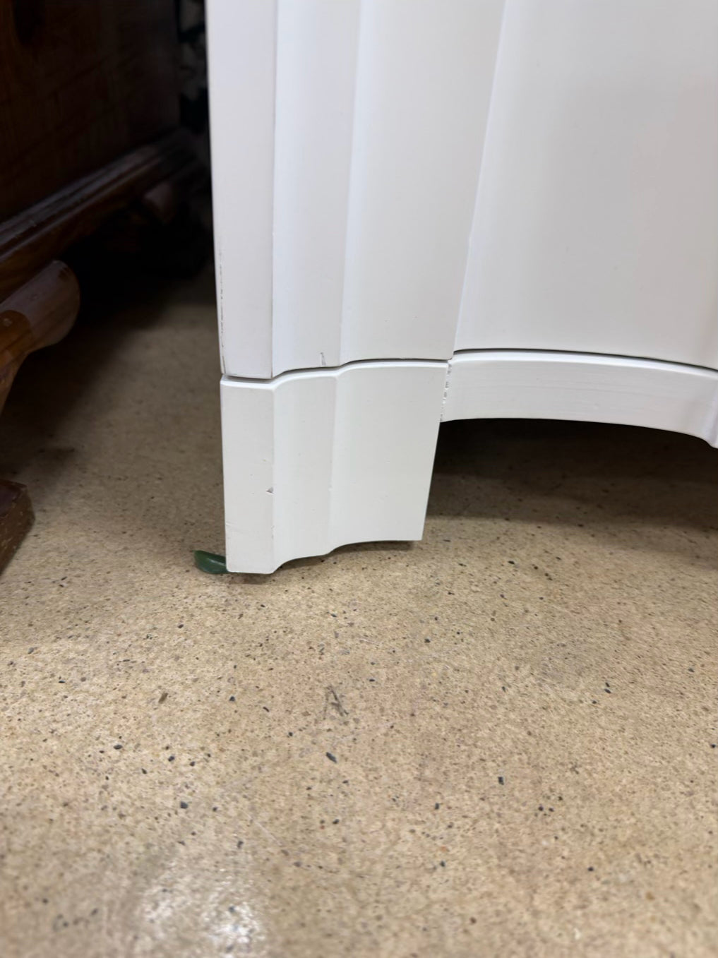 HICKORY WHITE White Wood Modern Fluted Chest