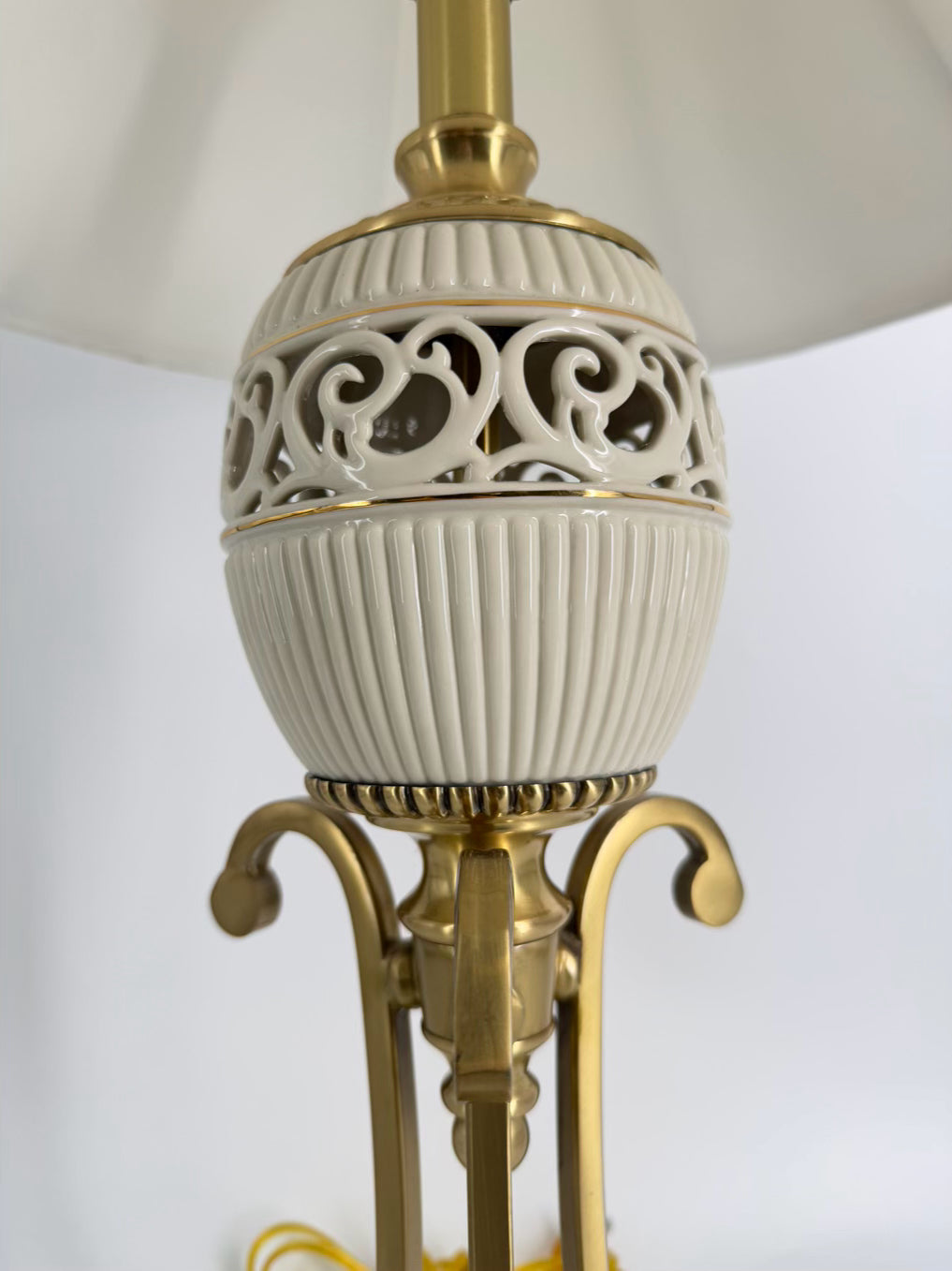 LENOX Tracery Ivory Brass & China Table Lamp w/ Shade