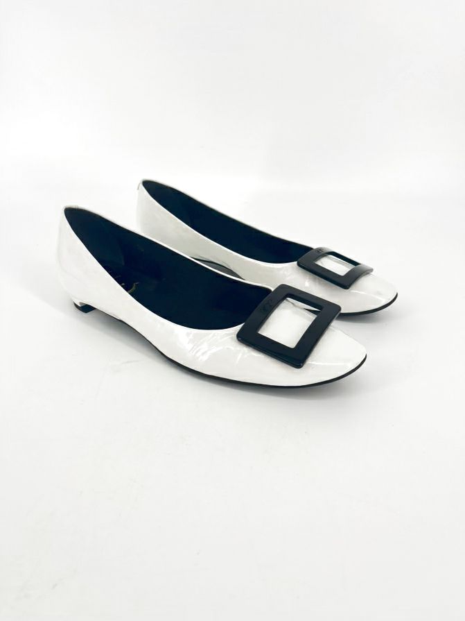 ROGER VIVIER Size 38 White Patent Leather Flats