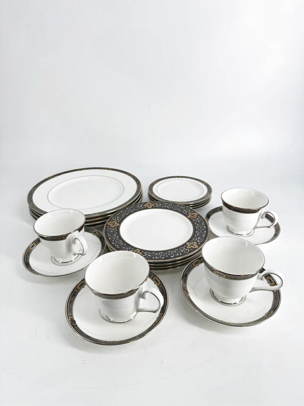 LENOX White, Black & Gold Porcelain Vintage Jewell 5 Piece Dinnerware Setting For 4