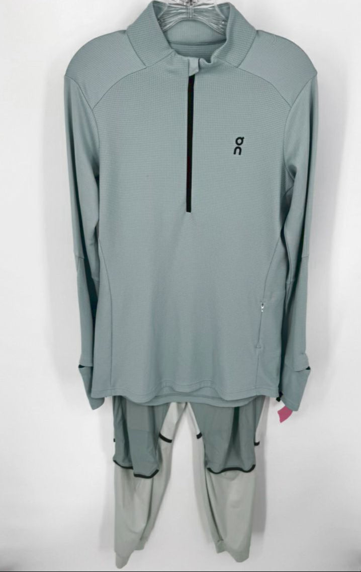 ON CLOUD Size M/L Mint 2-Piece Suit