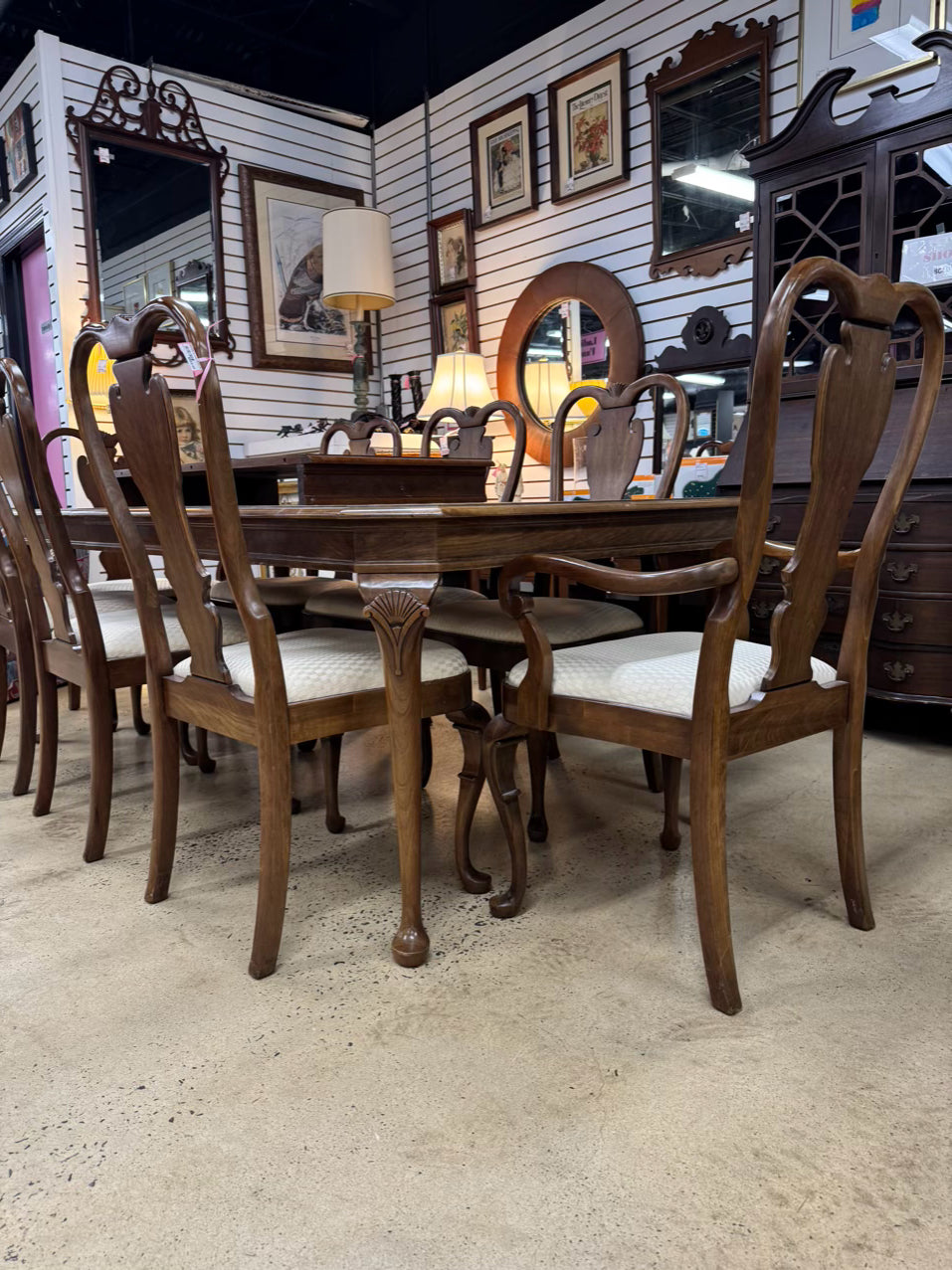 Wood Queen Ann Table & 8 Chairs
