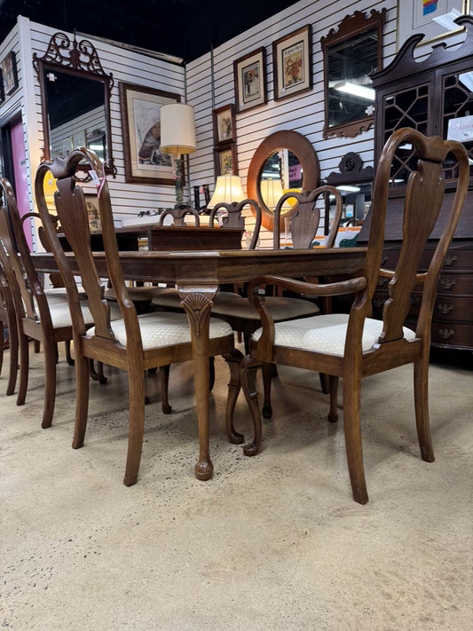 Wood Queen Ann Table & 8 Chairs
