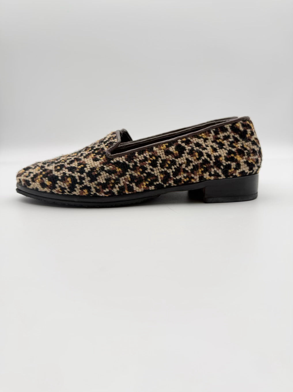 BY PAIGE WMNS Size 7.5 Brown & Cream Needlepoint Animal Print Loafers