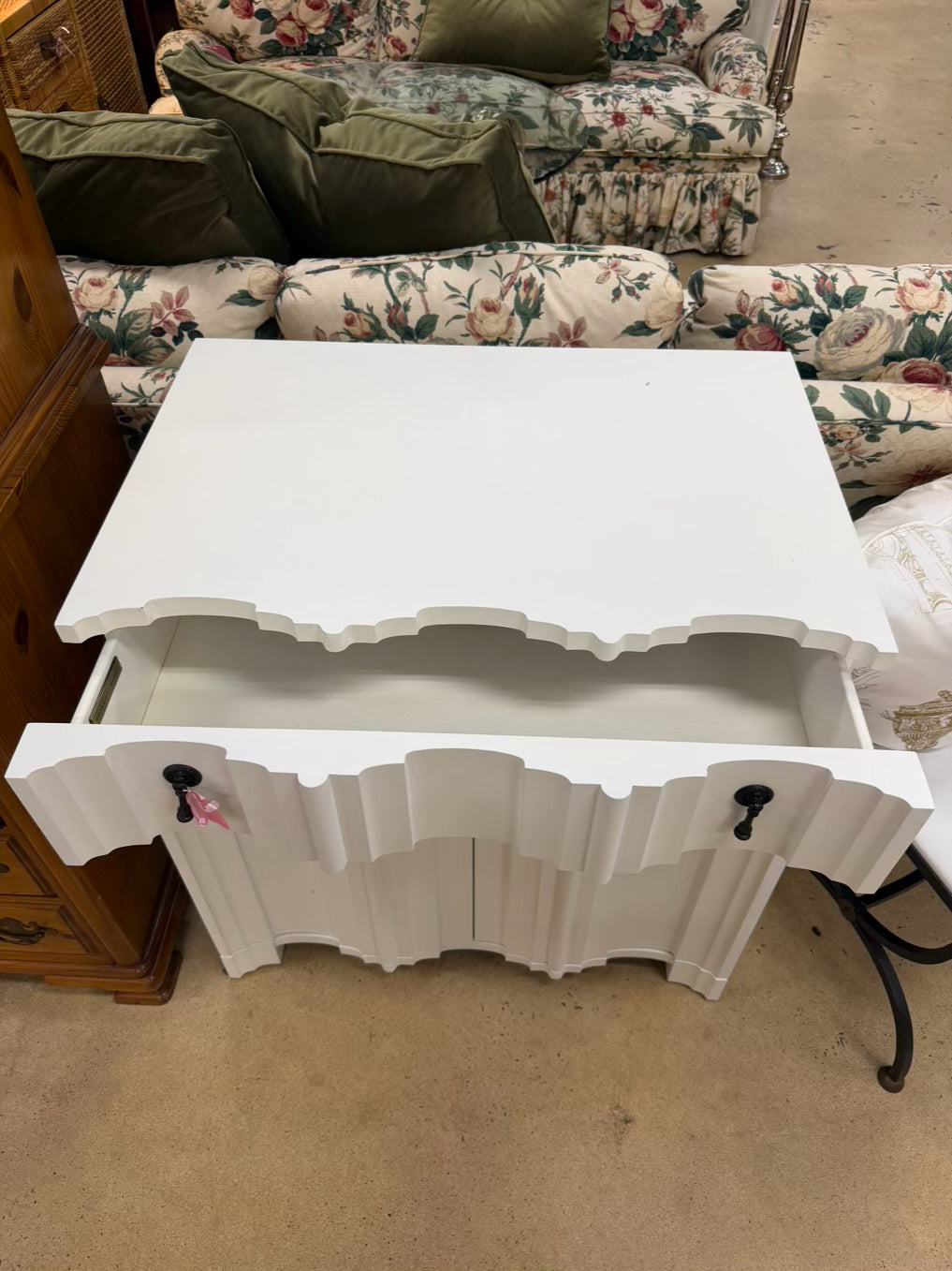 HICKORY WHITE White Wood Modern Fluted Chest