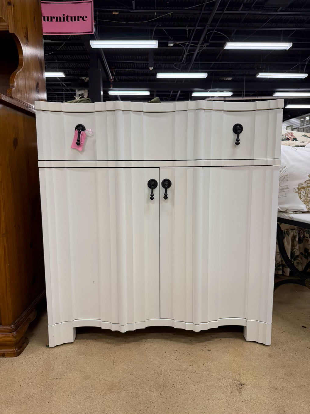 HICKORY WHITE White Wood Modern Fluted Chest