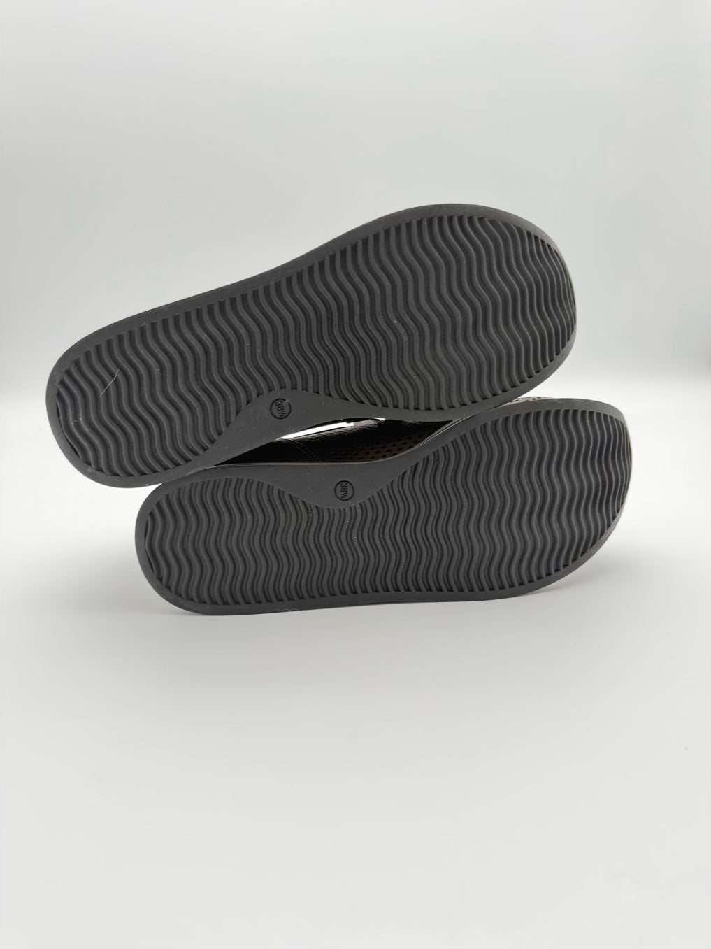 SOFTWAVES WMNS Size 38.5 Metallic Laser Cut Platforms
