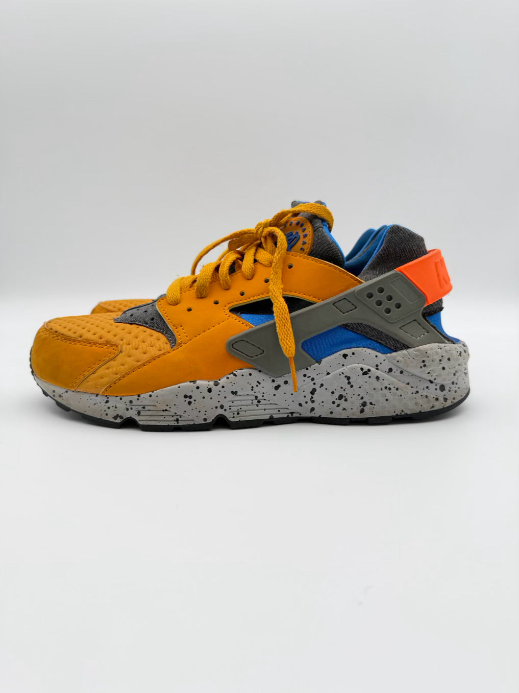 NIKE Huarache SE ACG MENS Size 10 Yellow & Blue Sneakers