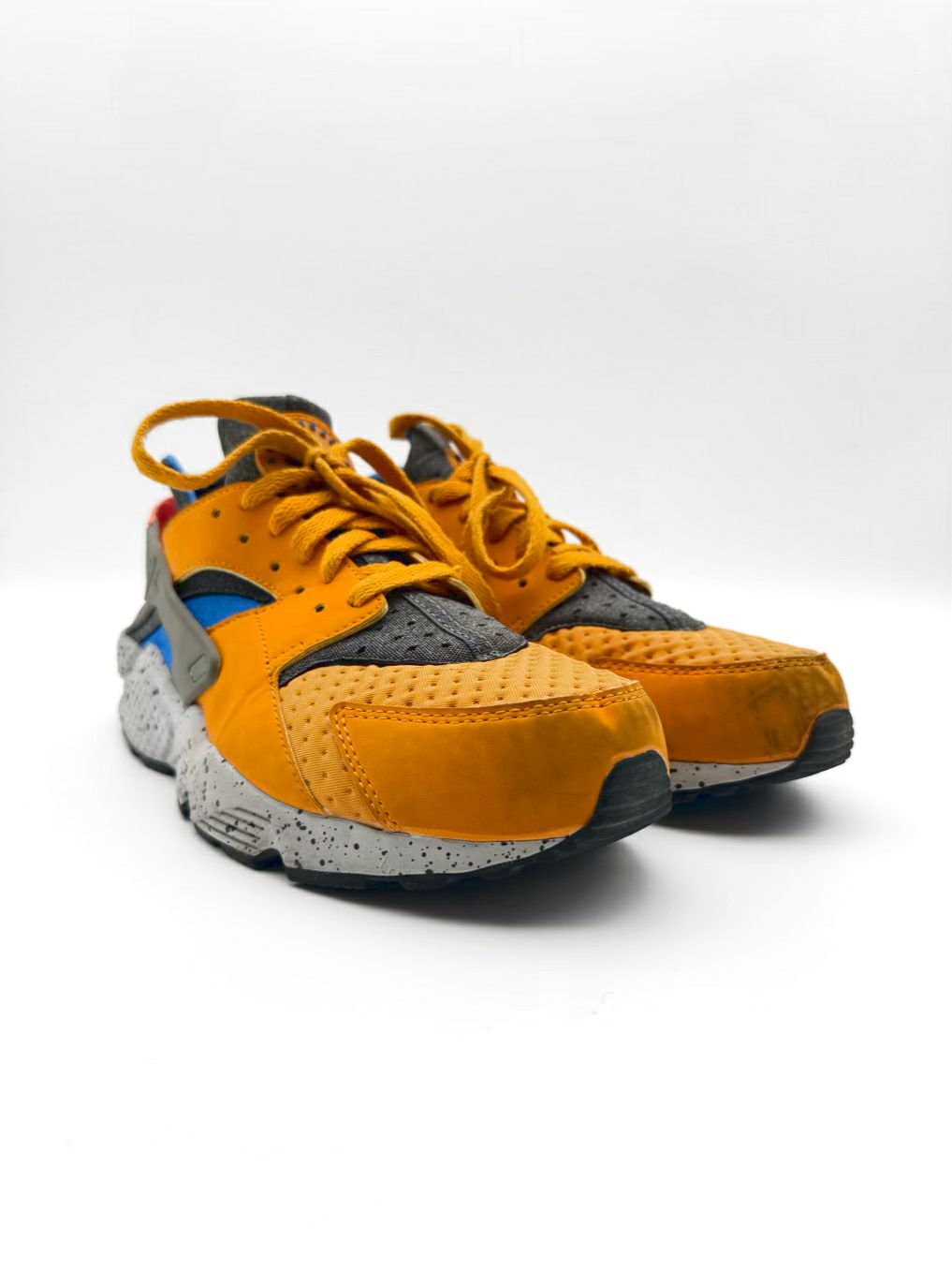NIKE Huarache SE ACG MENS Size 10 Yellow & Blue Sneakers