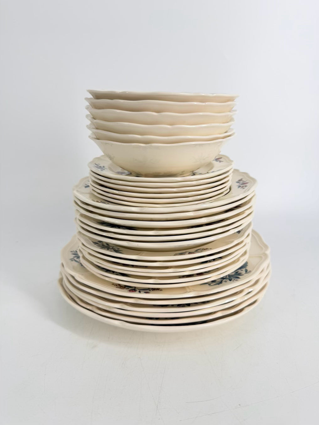 WEDGEWOOD White, Pink & Blue Williamsburg Potpourri China 7 Piece Dinnerware Setting For 6 Includes Serving Pieces