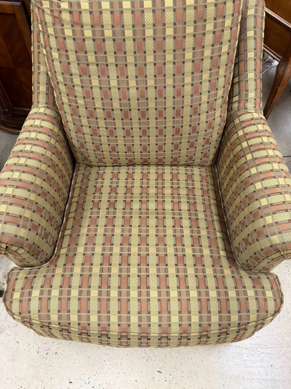 FAIRFIELD Brown, Tan & Gold Swivel Club Chair