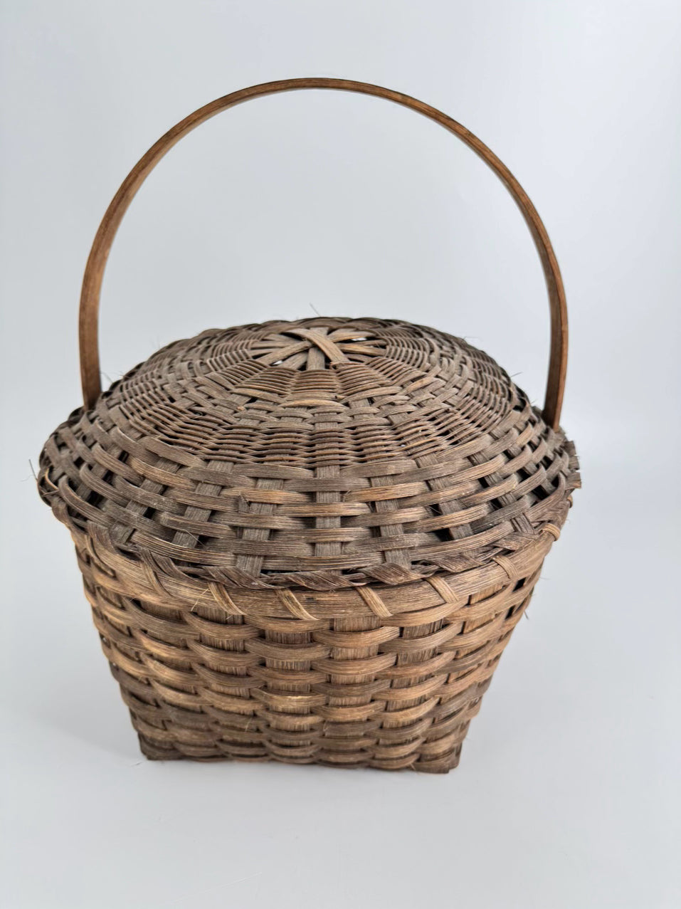 VINTAGE Light Brown Woven Basket w/ Lid