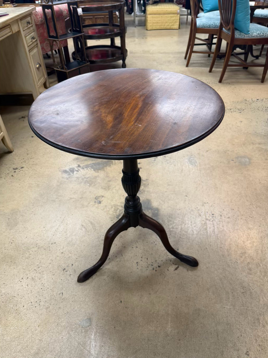 ANTIQUE ROUND Wood Tilt-Top Table w/ Queen Anne Legs