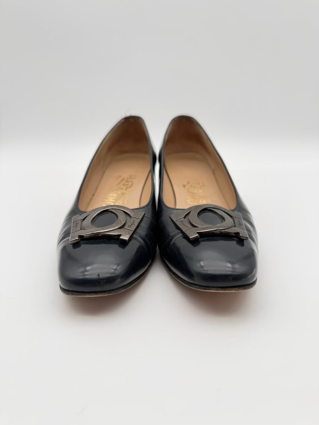 SALVATORE FERRAGAMO Size WMNS 8 Navy Leather Kitten heels