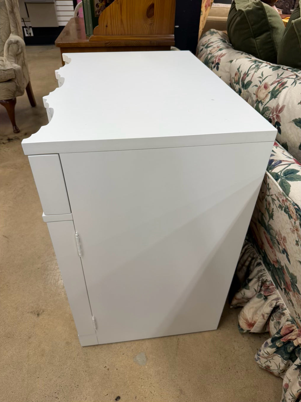 HICKORY WHITE White Wood Modern Fluted Chest
