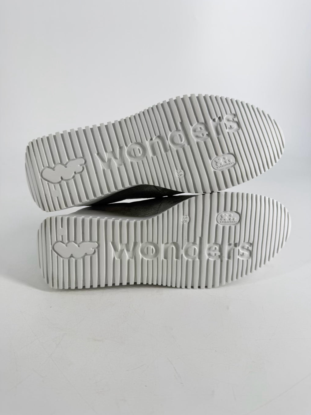 WONDERS Size 38 Silver Platforms