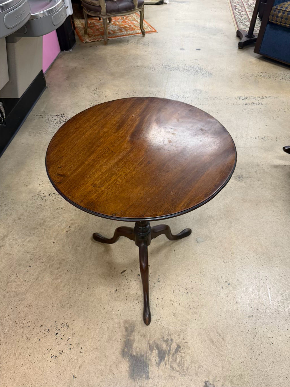 ANTIQUE ROUND Wood Tilt-Top Table w/ Queen Anne Legs