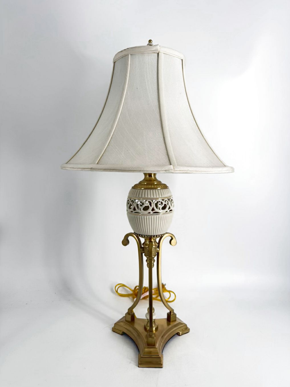 LENOX Tracery Ivory Brass & China Table Lamp w/ Shade