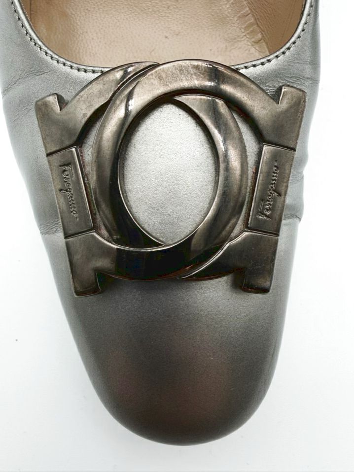 SALVATORE FERRAGAMO Size WMNS 8 Silver Leather Kitten heels