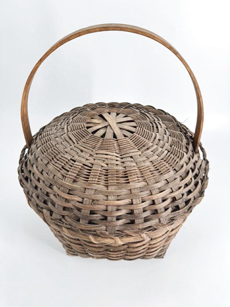 VINTAGE Light Brown Woven Basket w/ Lid