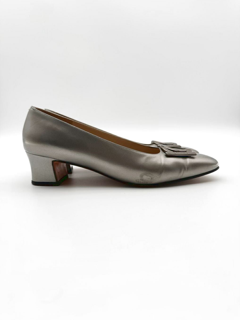 SALVATORE FERRAGAMO Size WMNS 8 Silver Leather Kitten heels