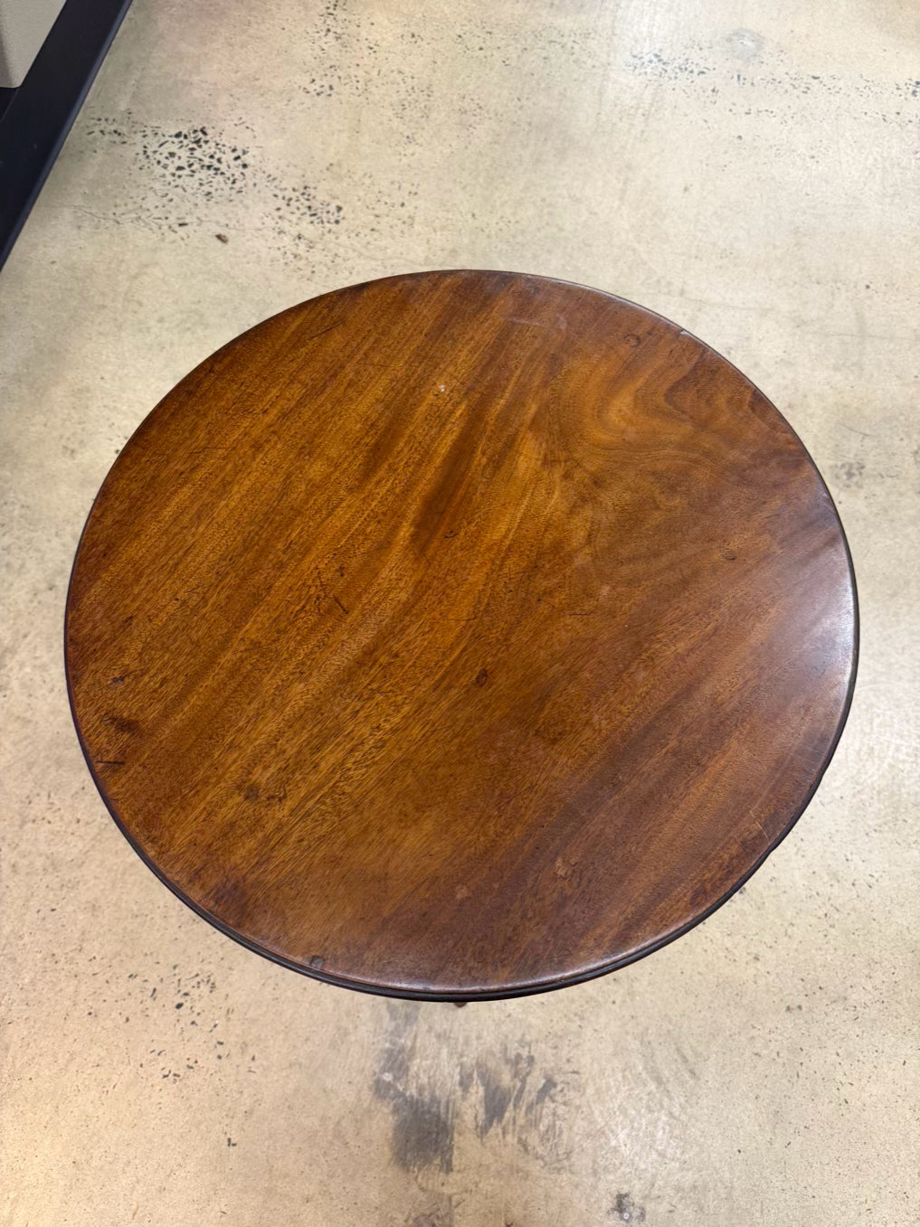 ANTIQUE ROUND Wood Tilt-Top Table w/ Queen Anne Legs