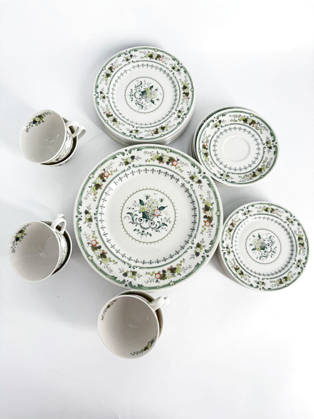 ROYAL DOULTON White & Green Provencal 5 Piece Dinnerware Setting for 6