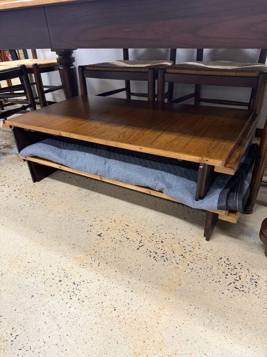 WILLIAMS SONOMA  Light & Dark Wood Farm House Dinning Table & 6 Ladder Back Chairs w/ Leaves