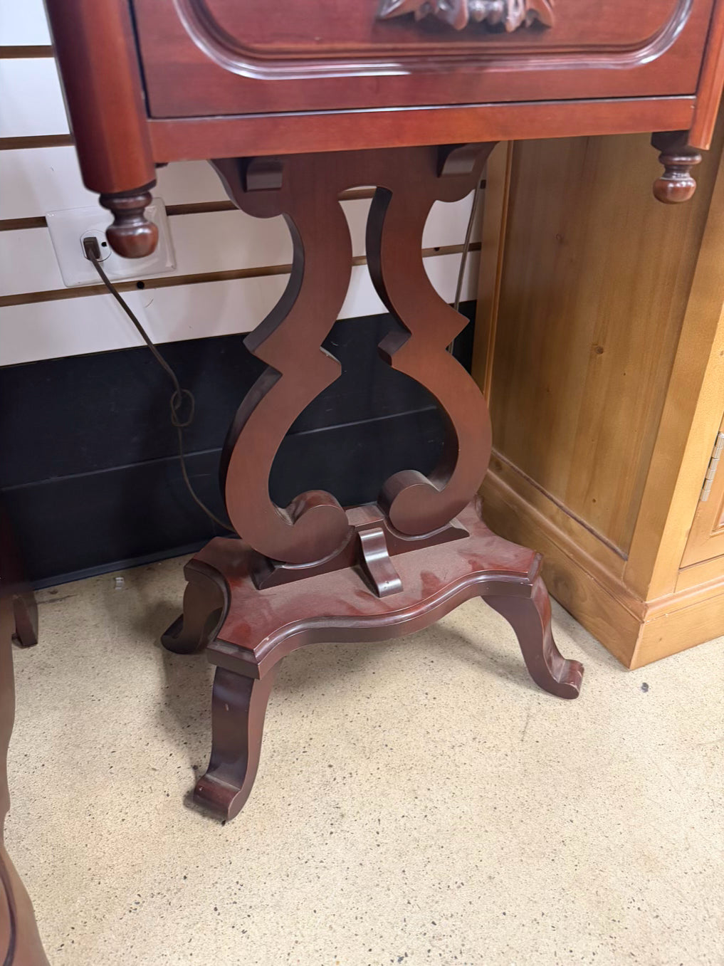 DAVIS CABINET CO Wood Victorian End Table w/ Drawer