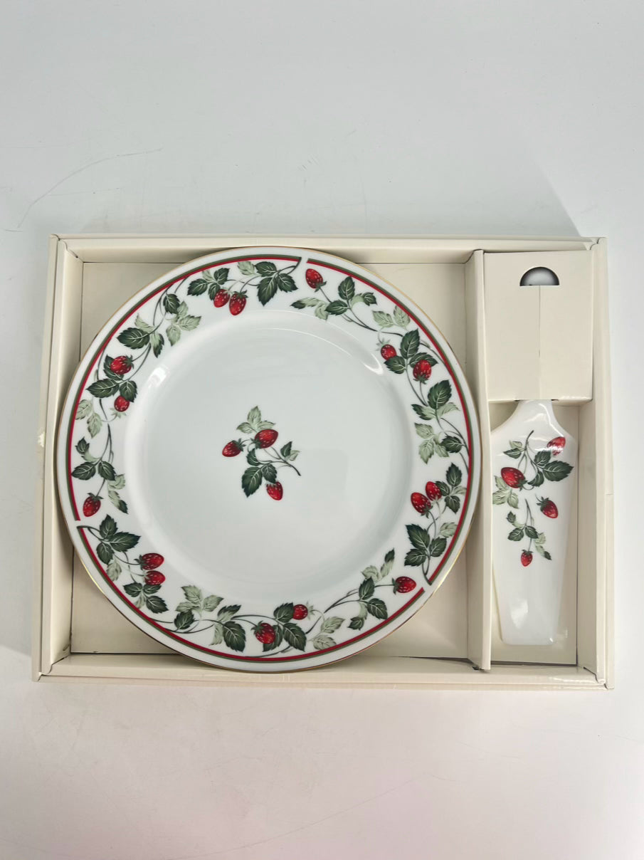 ANDREA by SADAK White, Red & Green Ceramic Strawberries Pie Plate w/ Matching Server