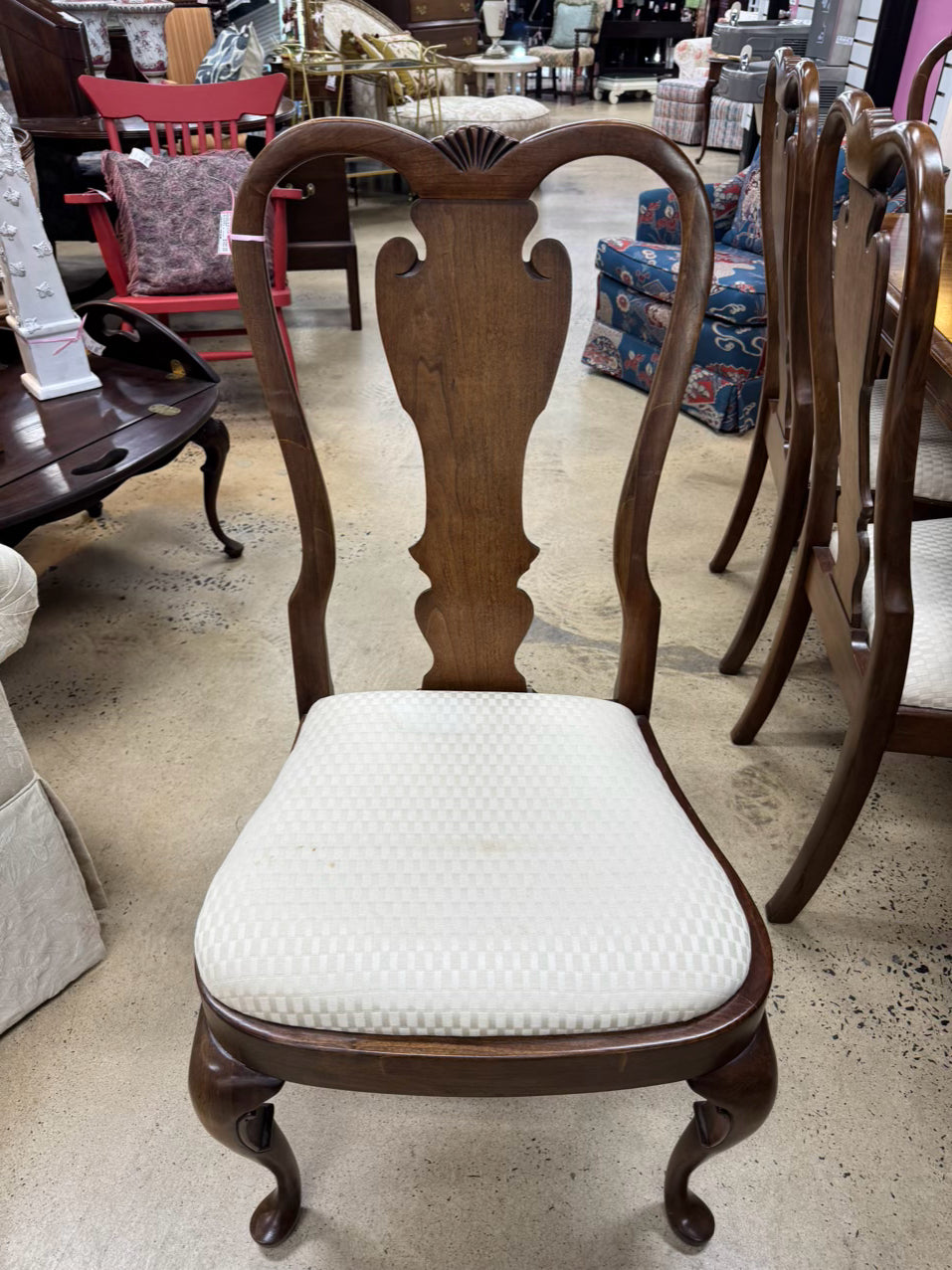 Wood Queen Ann Table & 8 Chairs