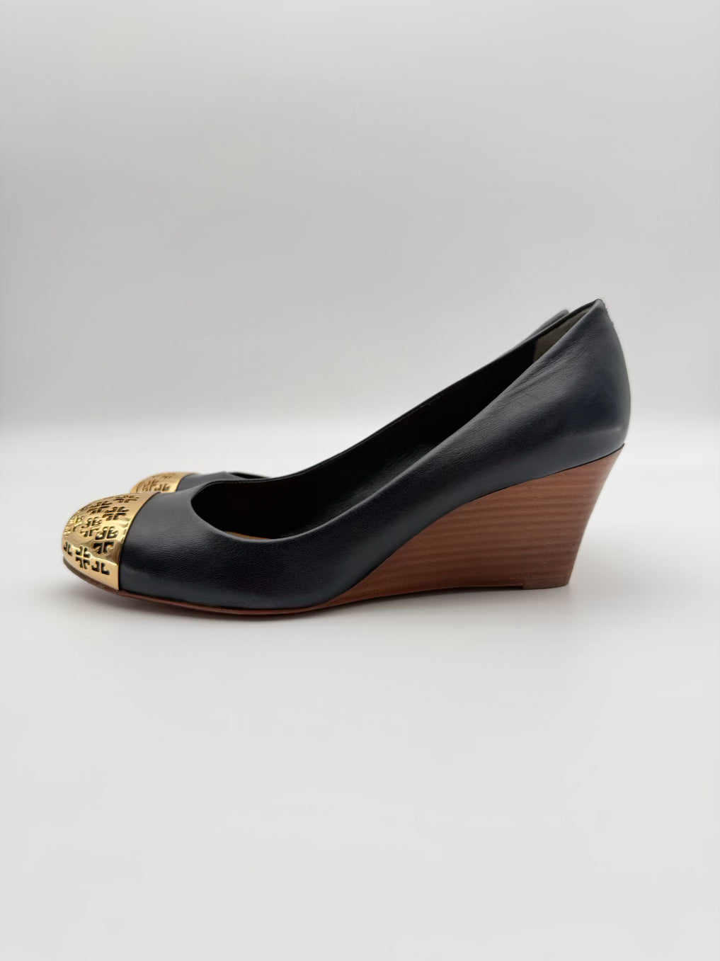 TORY BURCH WMNS Size 7 Navy Leather Gold Toe Wedge