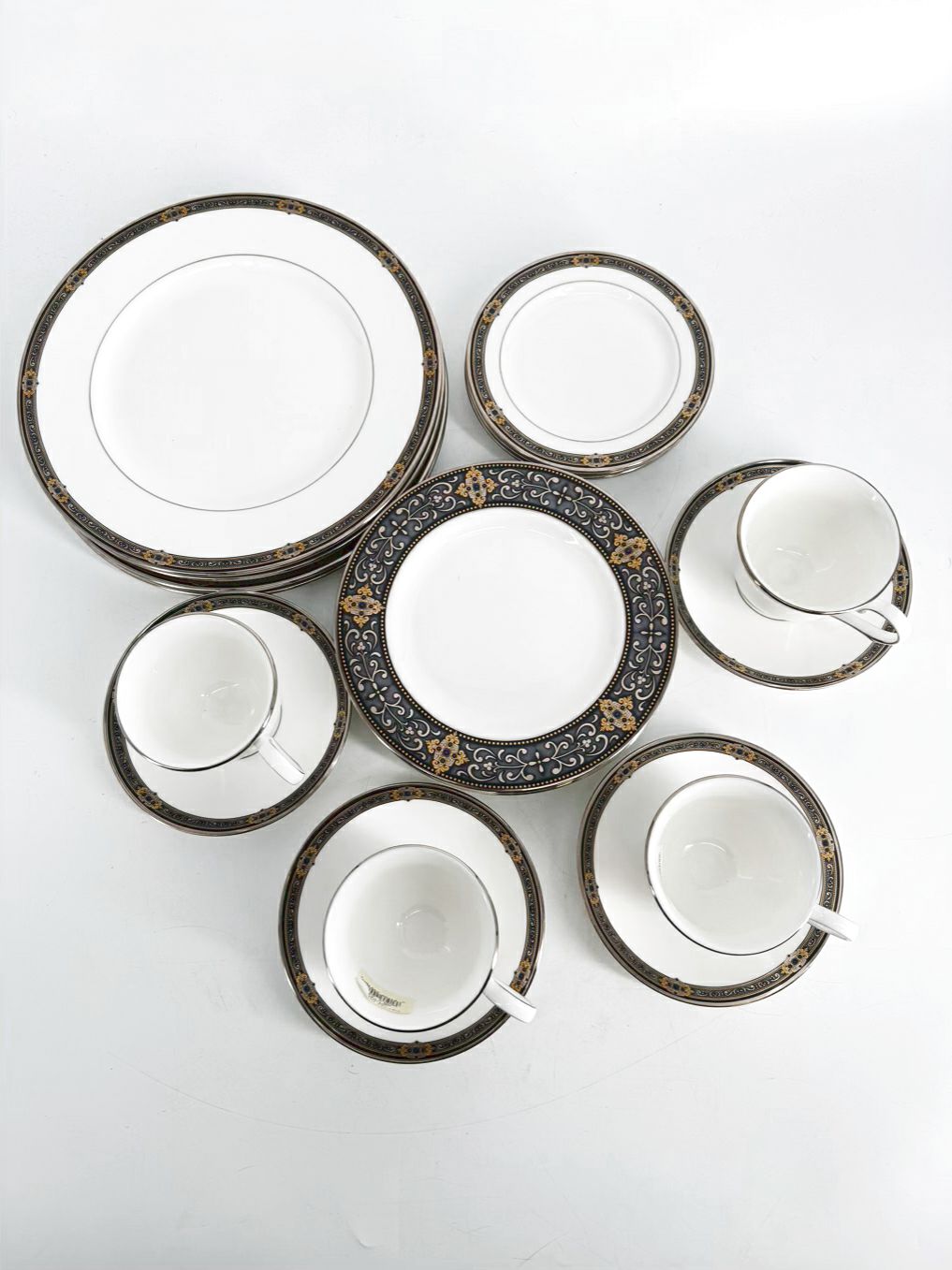 LENOX White, Black & Gold Porcelain Vintage Jewell 5 Piece Dinnerware Setting For 4