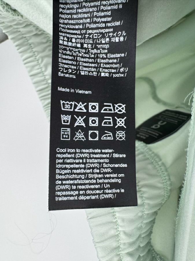 ON CLOUD Size M/L Mint 2-Piece Suit