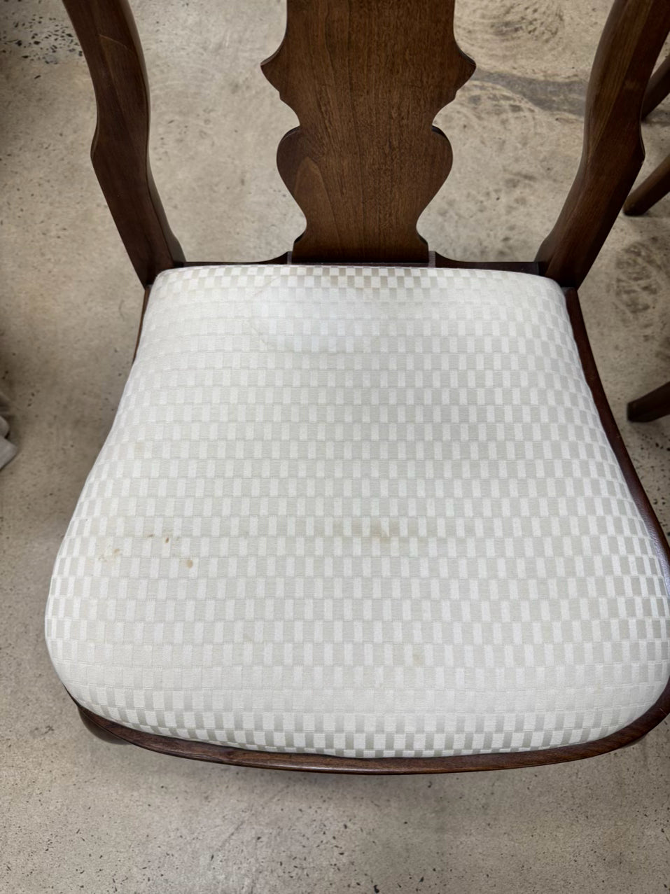 Wood Queen Ann Table & 8 Chairs